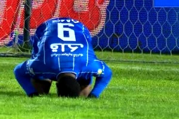 ستاره استقلال مدل یک مجله مد شد
