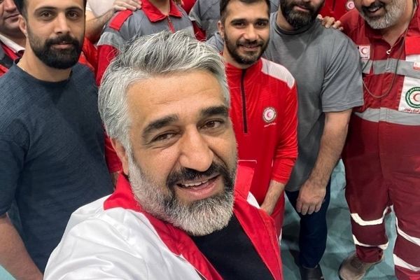 ببینید/ پژمان جمشیدی در جمع امدادگران هلال‌احمر