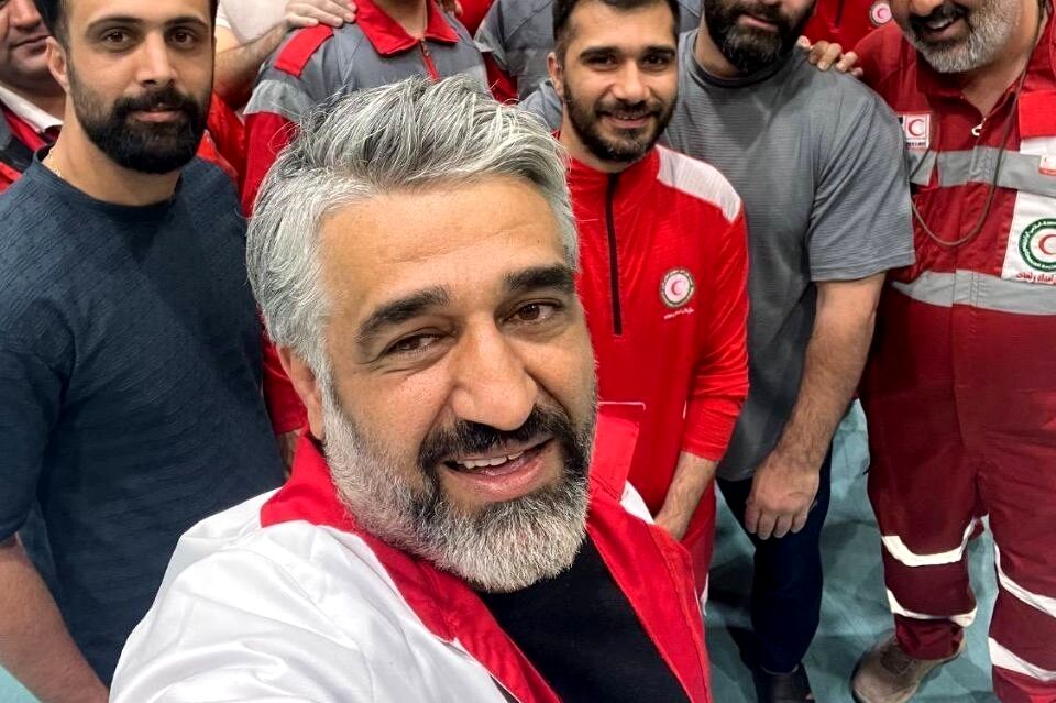 ببینید/ پژمان جمشیدی در جمع امدادگران هلال‌احمر