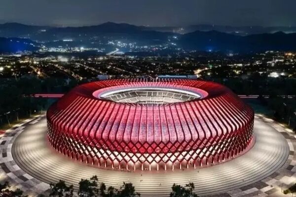 زیباترین استادیوم ۵۱ هزار نفری در نزدیکی ایران