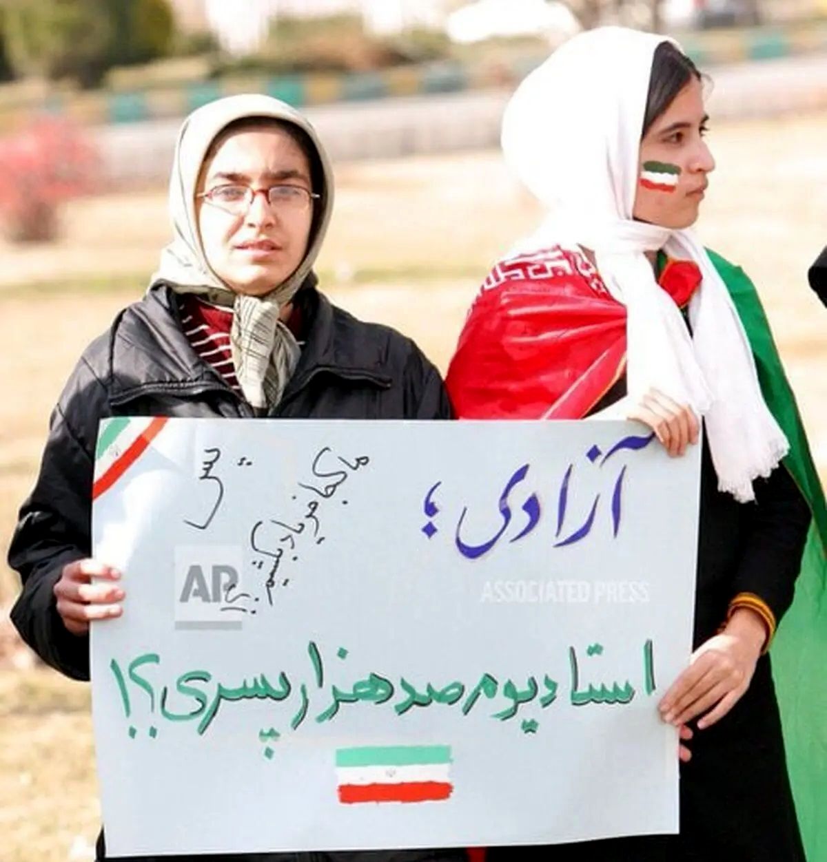 دلواپسان می‌خواهند به بهانه جیمی‌جامپ یک دختر ورود زنان به استادیوم را ممنوع کنند/ انگار به خاطر حادثه رانندگی صنایع خودروسازی تعطیل شود!
