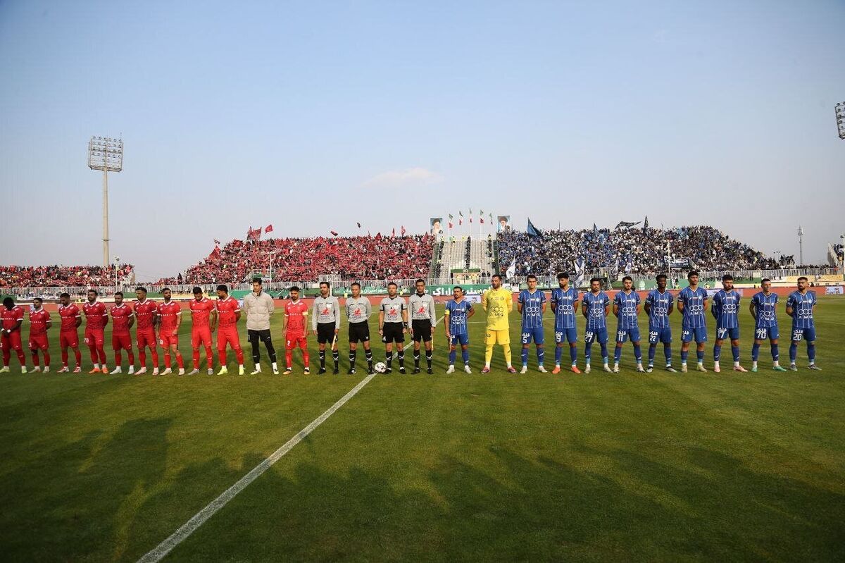 چرا مربی پرسپولیس پیراهن بازیکن استقلال را گرفت؟/ عکس 