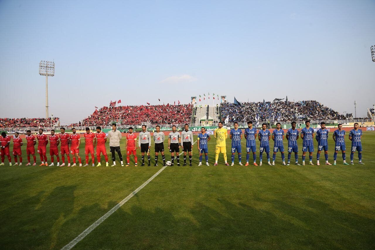 چرا مربی پرسپولیس پیراهن بازیکن استقلال را گرفت؟/ عکس 