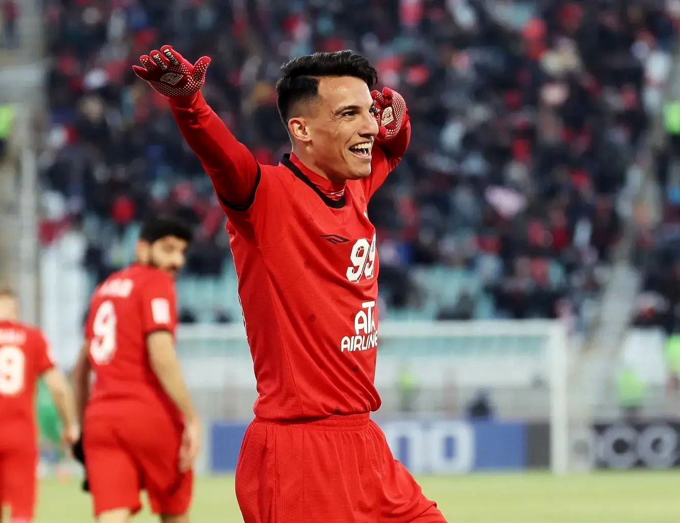 دبل حسین‌زاده روی کار تیمی تماشایی/ گل دوم تراکتور به استقلال در دقیقه 37