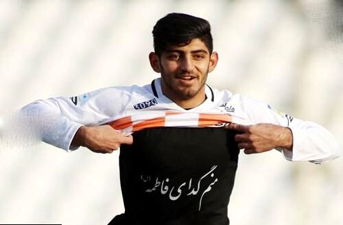 ببینید/ فیلم عروسی کاملا متفاوت مهدی ترابی/ از نصب بنر حاج قاسم سلیمانی تا خواندن شعر حماسی در وصف سردار