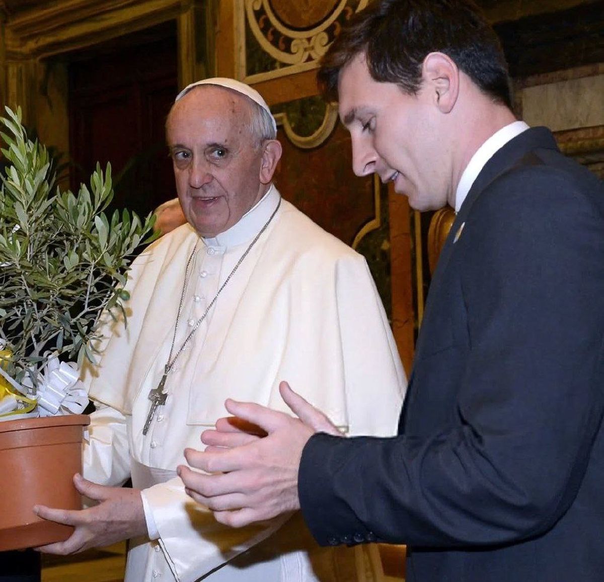 عشق فوتبالی ترین پاپ تاریخ؛ نگاهی به قاب های مشترک پاپ فرانسیس و چهره های فوتبالی