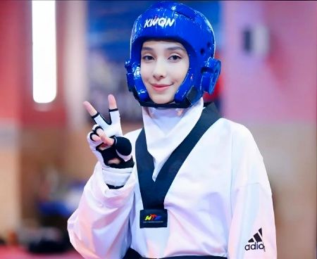 تصویری از مبینا نعمت زاده در پیاده روی اربعین 