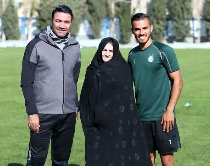 ببینید/ اشک های جگر سوز ابوالفضل جلالی در مراسم عزای تنها کَس زندگی اش 