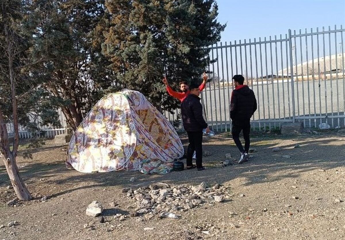 چادرزنی تماشاگران مقابل ورزشگاه آزادی