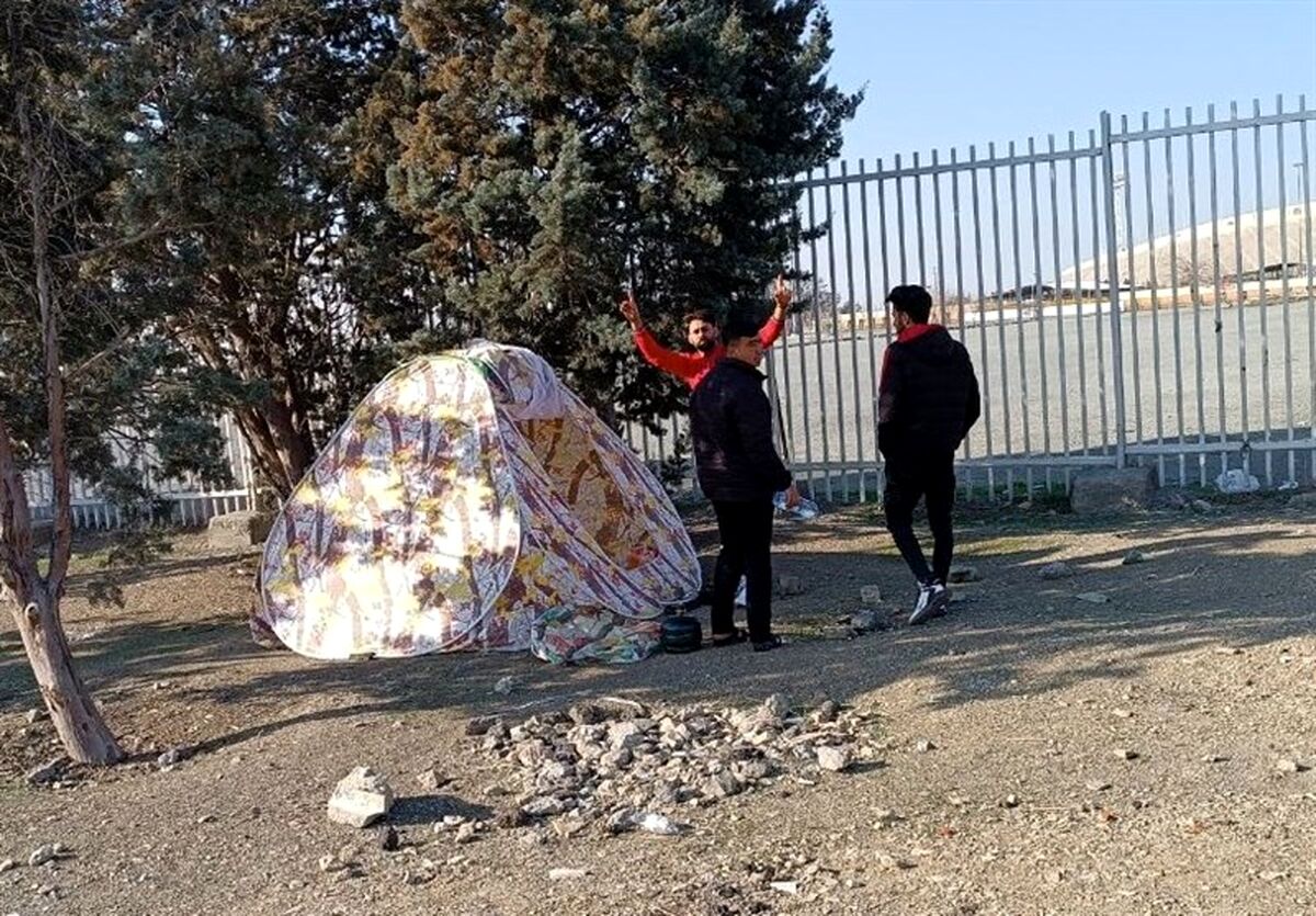 چادرزنی تماشاگران مقابل ورزشگاه آزادی