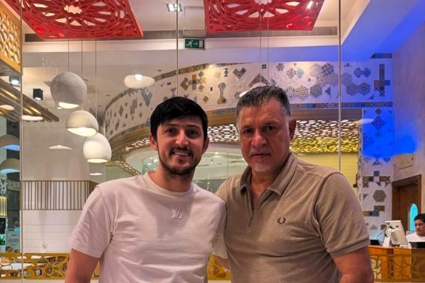 سردار آزمون پشت علی دایی درآمد/ عکس 