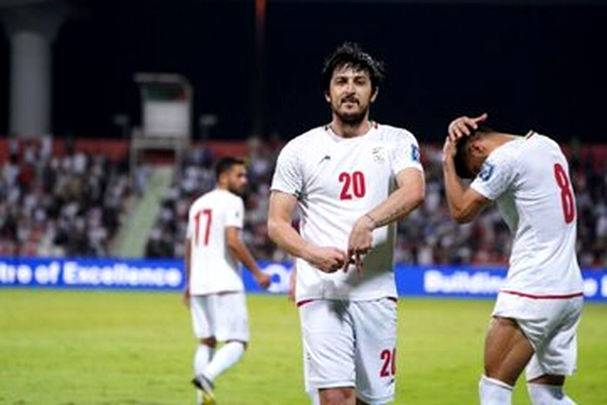 سردار آزمون در کنار لیونل مسی
