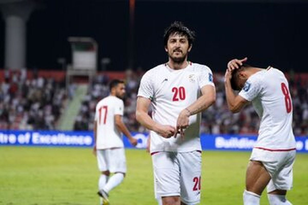 سردار آزمون در کنار لیونل مسی
