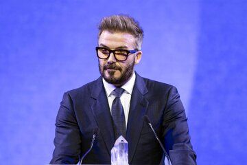 خنده‌های بکام و تام کروز در جشن تولد ۵۰ سالگی اسطوره