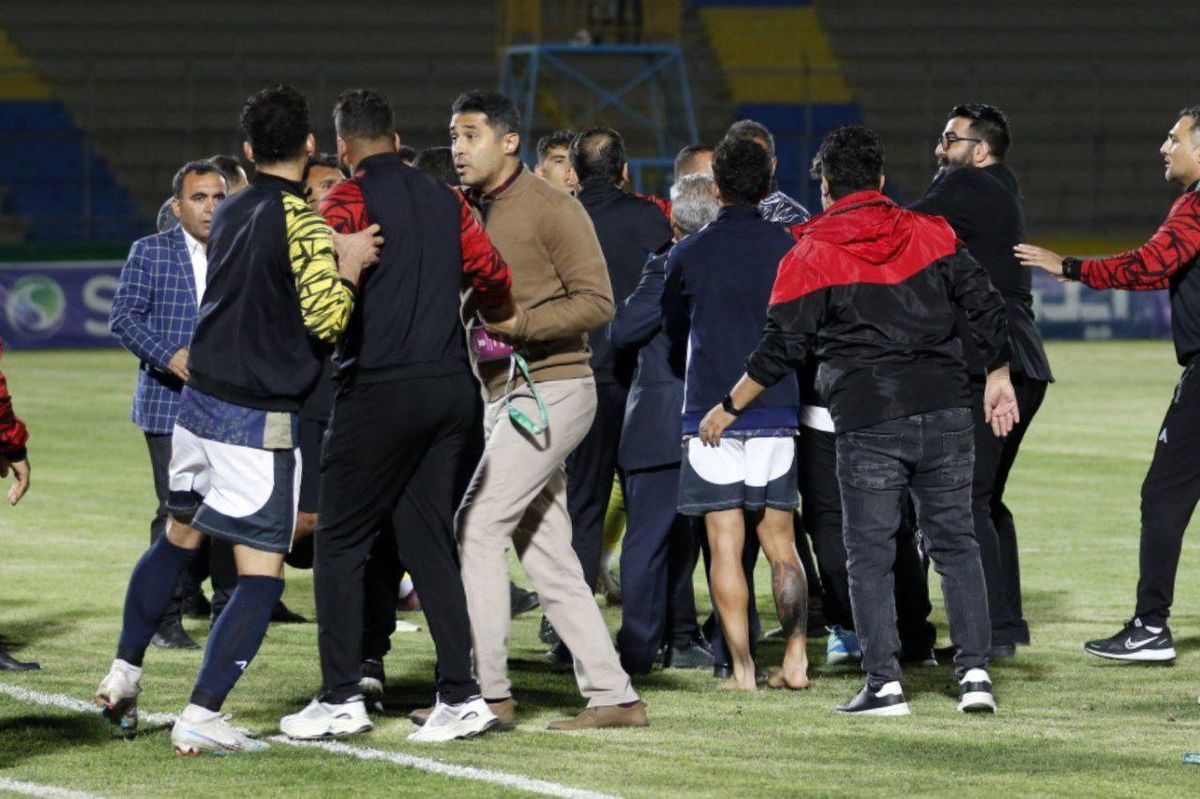 درگیری کادر فنی پارس جم با کادر فنی چادرملو در پایان بازی
