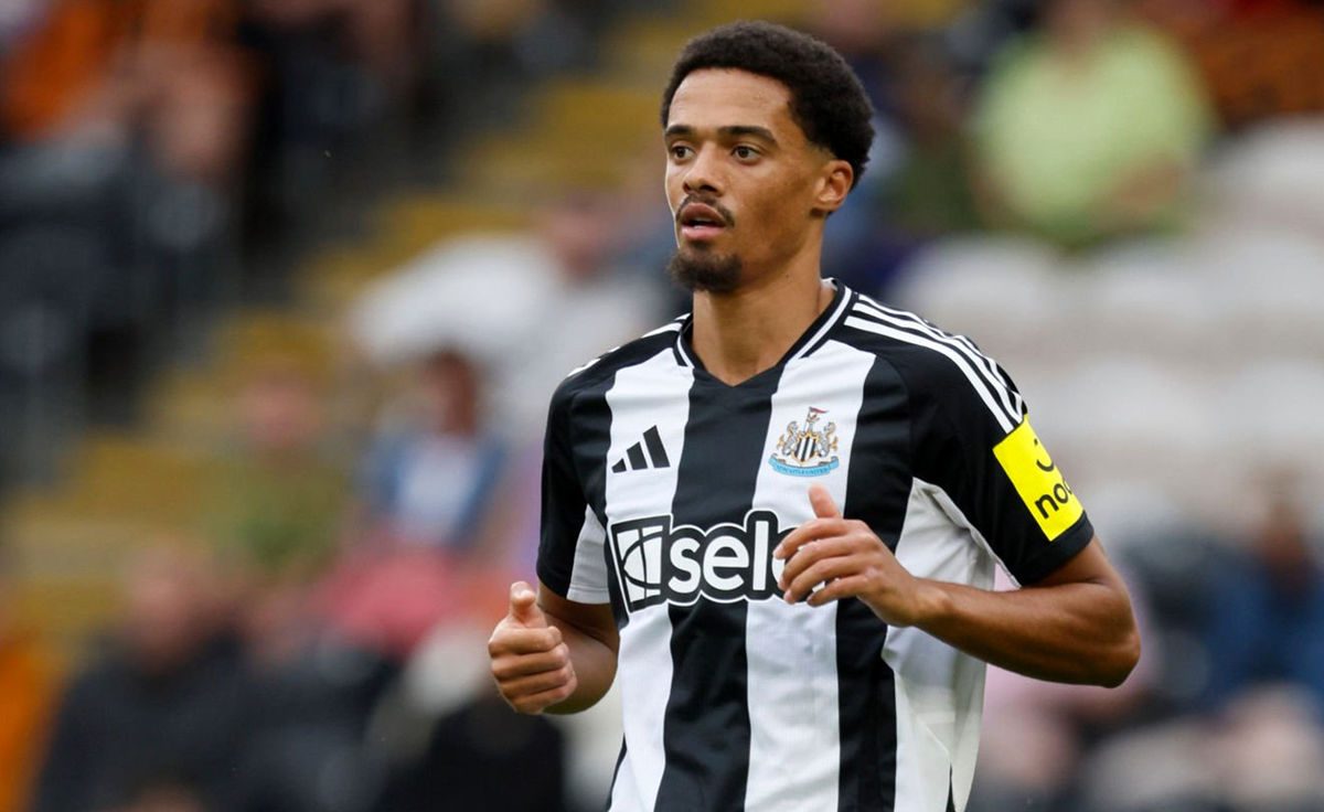 مدافع نیوکاسل پای امضای قرارداد با پرسپولیس