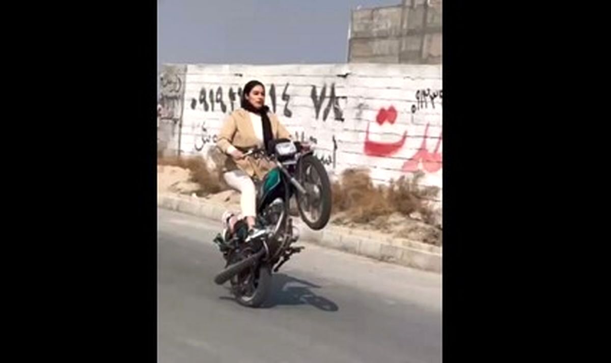 ببینید/ حرکات عجیب و خطرناک دختر ایرانی موتورسوار