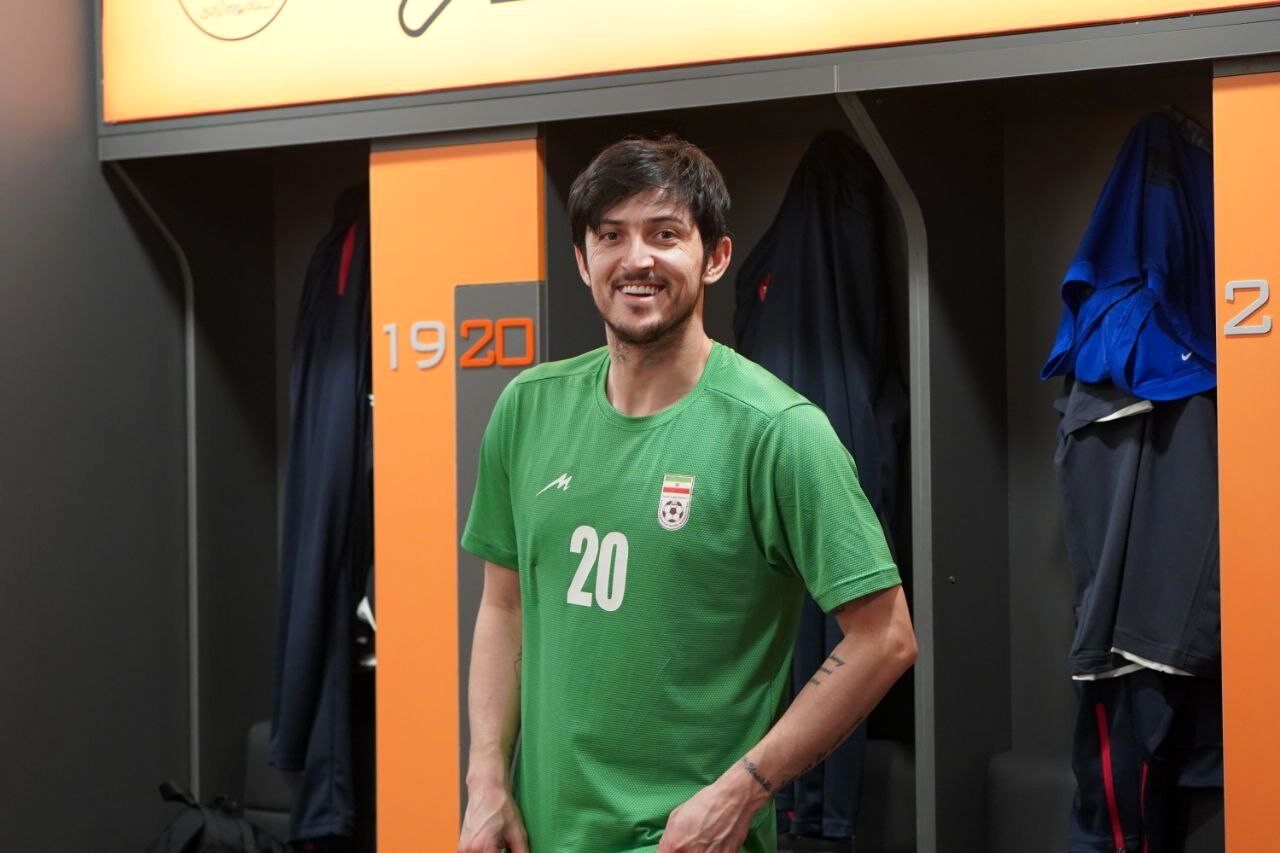 قاب عاشقانه سردار آزمون با همسر و فرزندش کنار سفره هفت‌سین