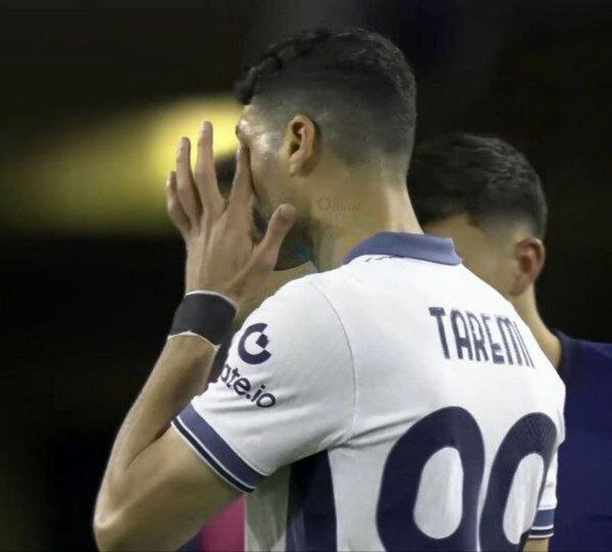 لحظه ورود مهدی طارمی به زمین مقابل بارسلونا با مچ بند مشکی