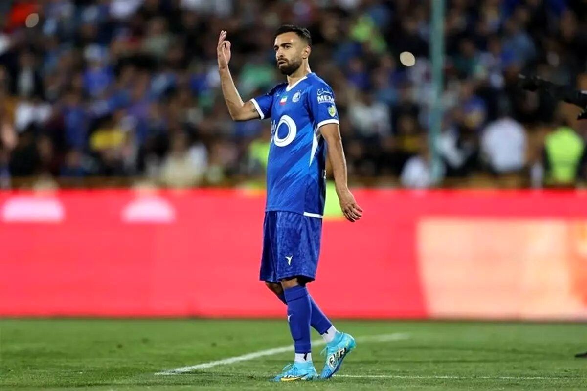 گیتاریست استقلال، قرمزپوش شد