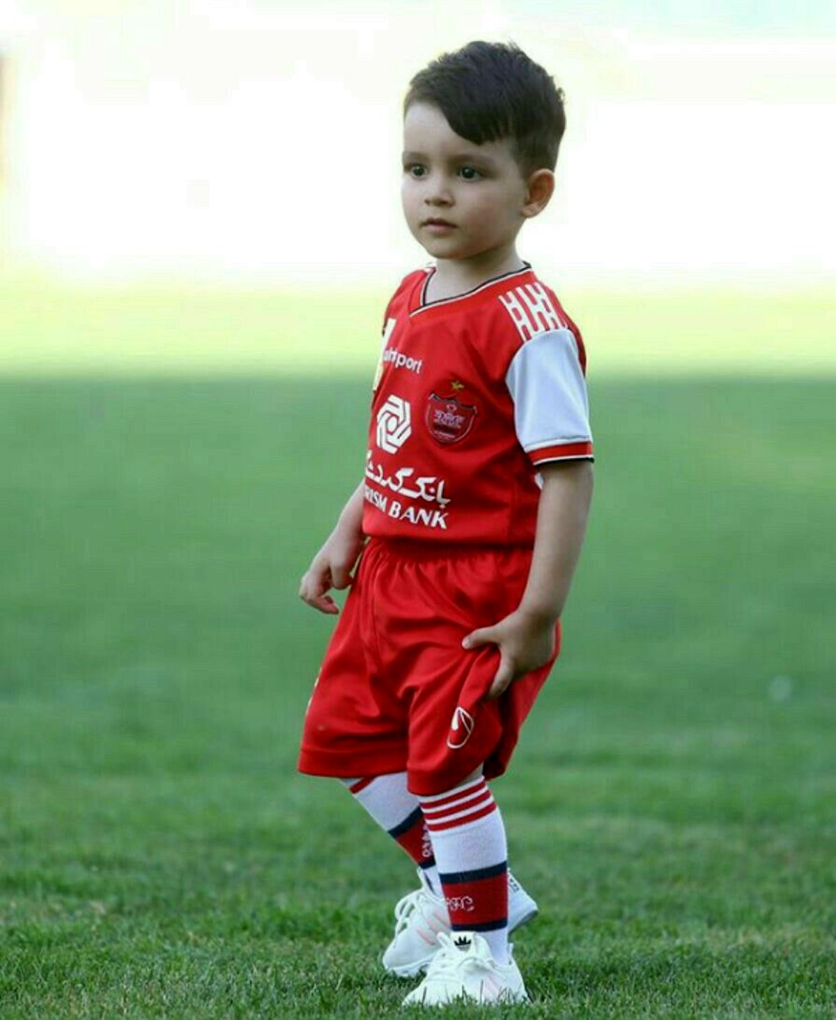 تماشاگر ویژه/ پسر وحید امیری همچنان با لباس قرمز، پس از جنجال های اخیر پرسپولیس با پدرش