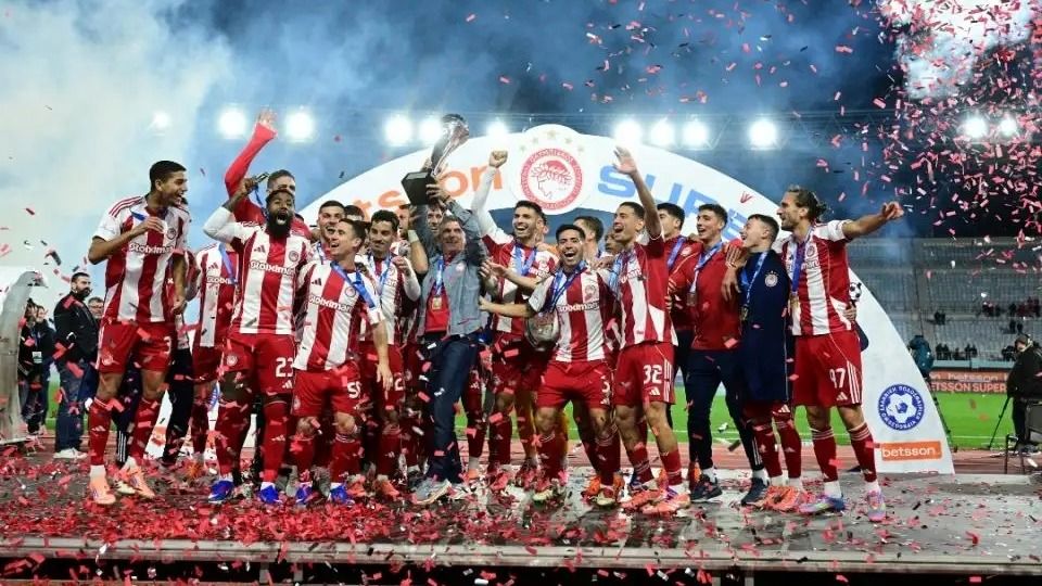 ببینید/ لحظه بالا بردن جام قهرمانی المپیاکوس در حضور هم‌تیمی‌های طارمی/ مهدی به احترام مردم ایران شرکت نکرد