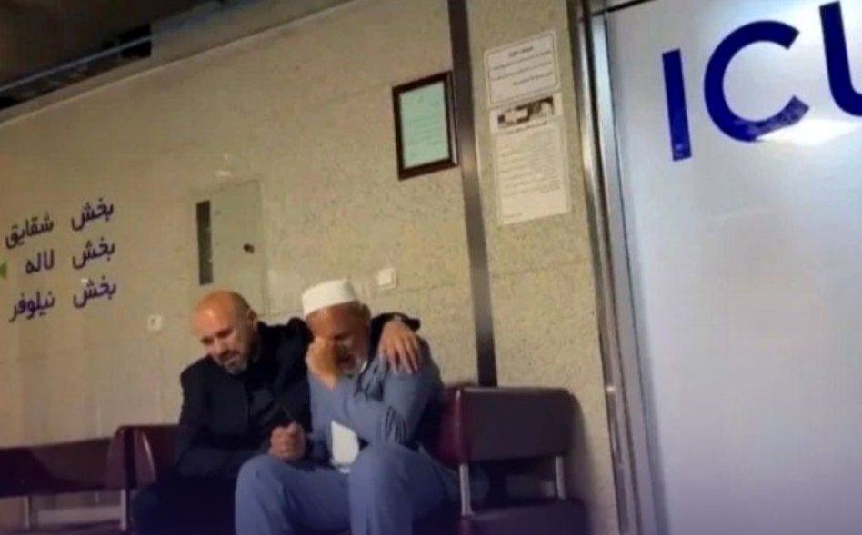 بوسه پدر صابر کاظمی بر دستان پسرش/ تصاویر تلخ 