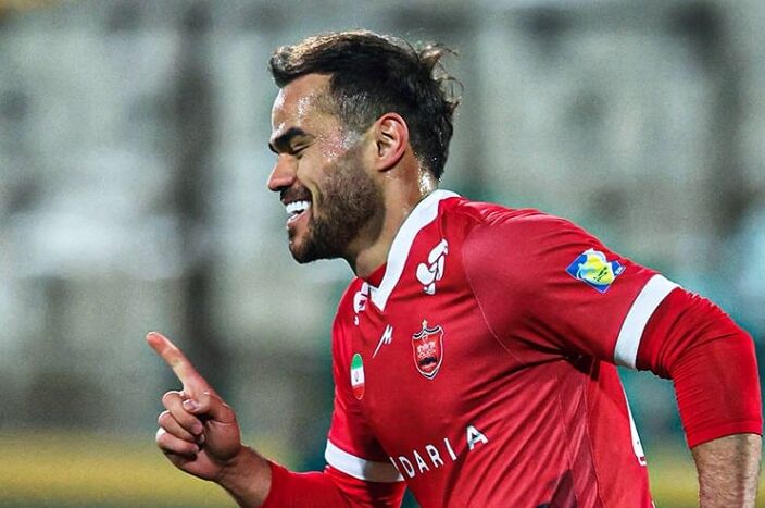 برد پرسپولیس با درخشش اورونوف/ صدر قرمز شد 