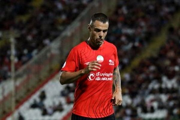 بنر تراکتوری‌ها علیه آلوز در راه اصفهان/ از تو همان‌قدر متنفر شدیم که عاشقت بودیم