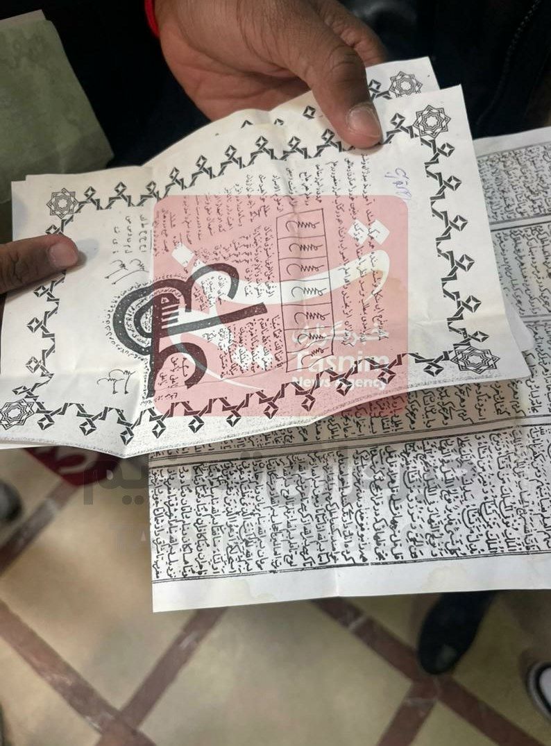 کاغذ و دست نوشته‌های عجیب در رختکن پرسپولیس در اصفهان+ عکس