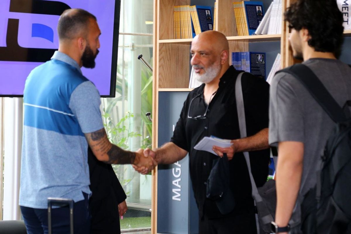 دیدار صمیمی ریما رامین فر و امیر جعفری با بازیکنان و کادرفنی استقلال/ عکس 