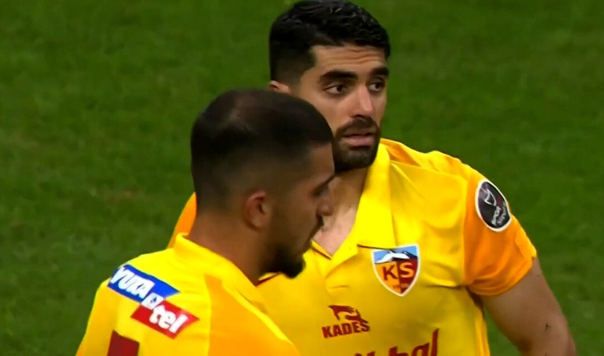 ببینید/ علی کریمی زیر برف