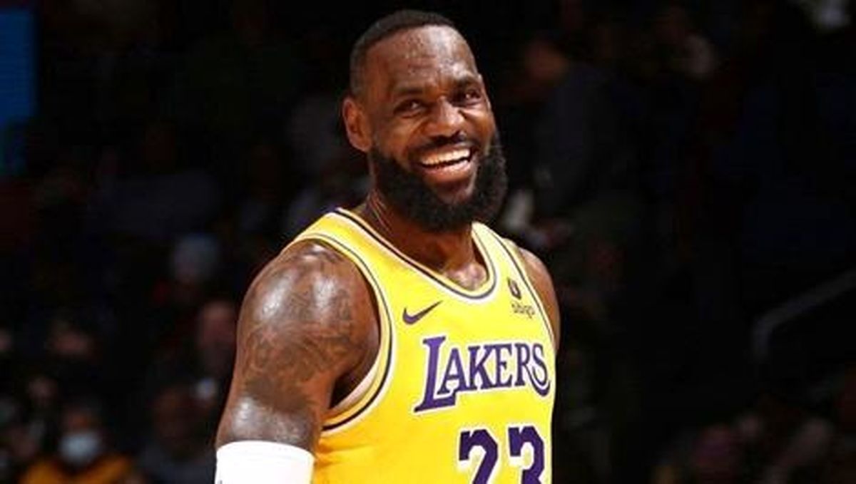 لبرون جیمز در لیکرز ماندگار شد؛ امضای قرارداد دو ساله و احتمال هم‌بازی شدن با پسر
