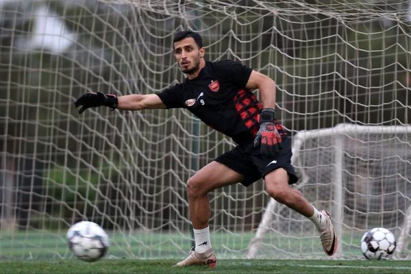 آقای گل پرسپولیس دروازه‌بان شد