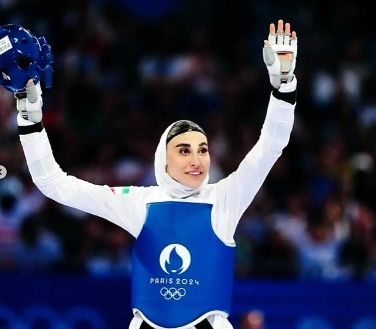 بوسه ناهید کیانی بر دستان پدر در مراسم استقبال