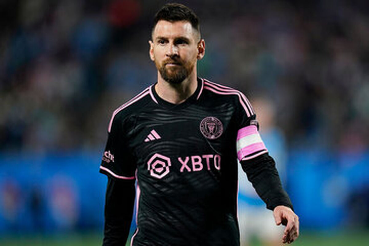  لگد جنجالی لیونل مسی روی لباس بارسلونا