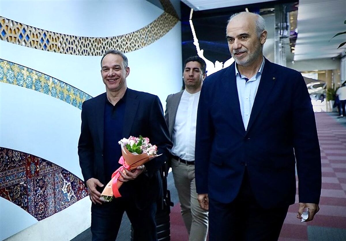 سرمربی تیم ملی والیبال وارد تهران شد

