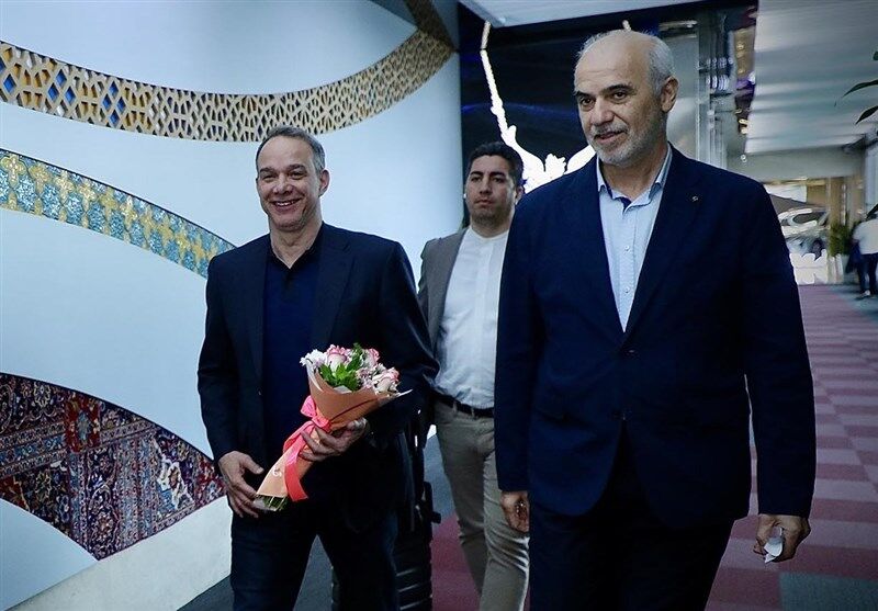 سرمربی تیم ملی والیبال وارد تهران شد
