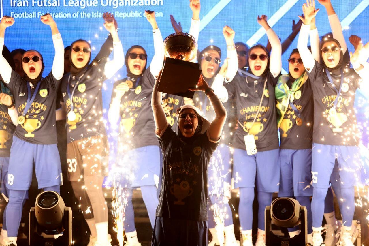 ژست خاص دخترهای نفت آبادان پس از قهرمانی در لیگ برتر