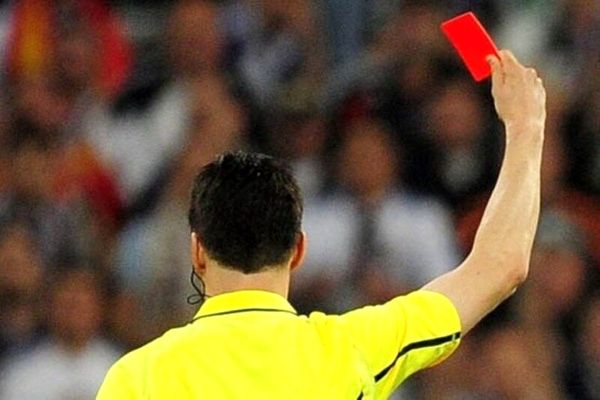 مادری پس از اخراج فرزندش وارد زمین شد و به داور سیلی زد!/ ویدئو

