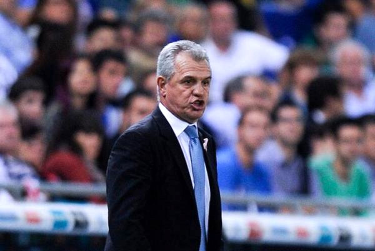 سرمربی غرق در خون شد!/ حمله با بطری به خاویر آگیره، سرمربی مکزیک/ ویدئو
