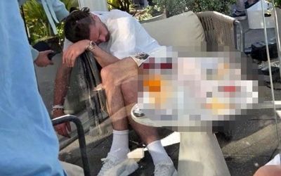 عکس جنجالی ستاره مشهور فوتبال مست و لایعقل روی پشت‌بام!