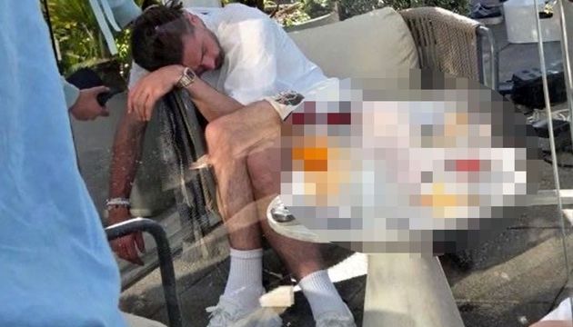 عکس جنجالی ستاره مشهور فوتبال مست و لایعقل روی پشت‌بام!