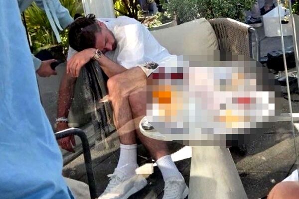 عکس جنجالی ستاره مشهور فوتبال مست و لایعقل روی پشت‌بام!