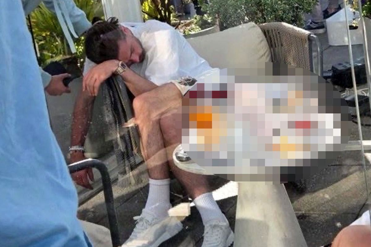 عکس جنجالی ستاره مشهور فوتبال مست و لایعقل روی پشت‌بام!