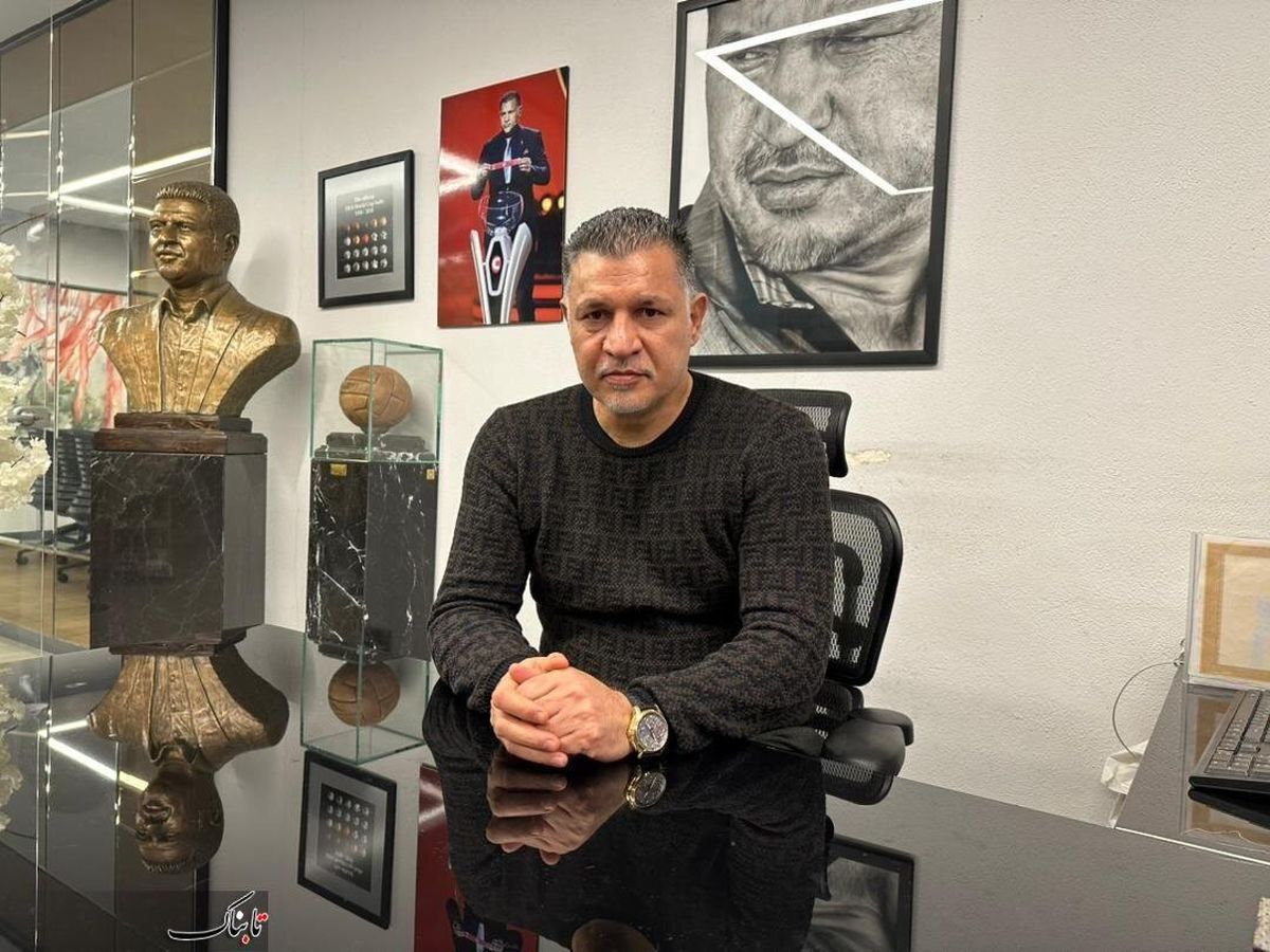 دیدار علی دایی با یک مقام دولتی پس از جنگ