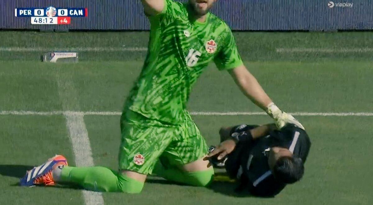 از هوش رفتن کمک‌داور در حین بازی به دلیل گرما و رطوبت هوا