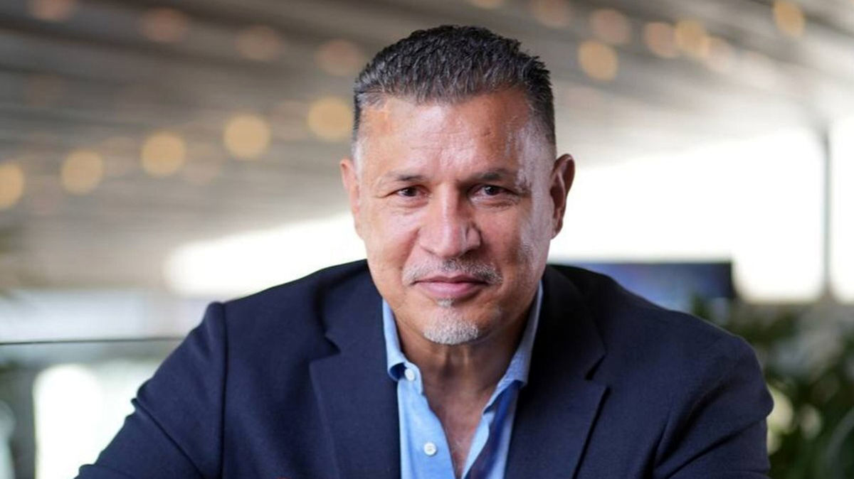 آغوش پدرانه شهریار برای دختر مدرسه‌ای/ علی دایی: پسرها را ول کن، دختر ماه است/ ویدئو
