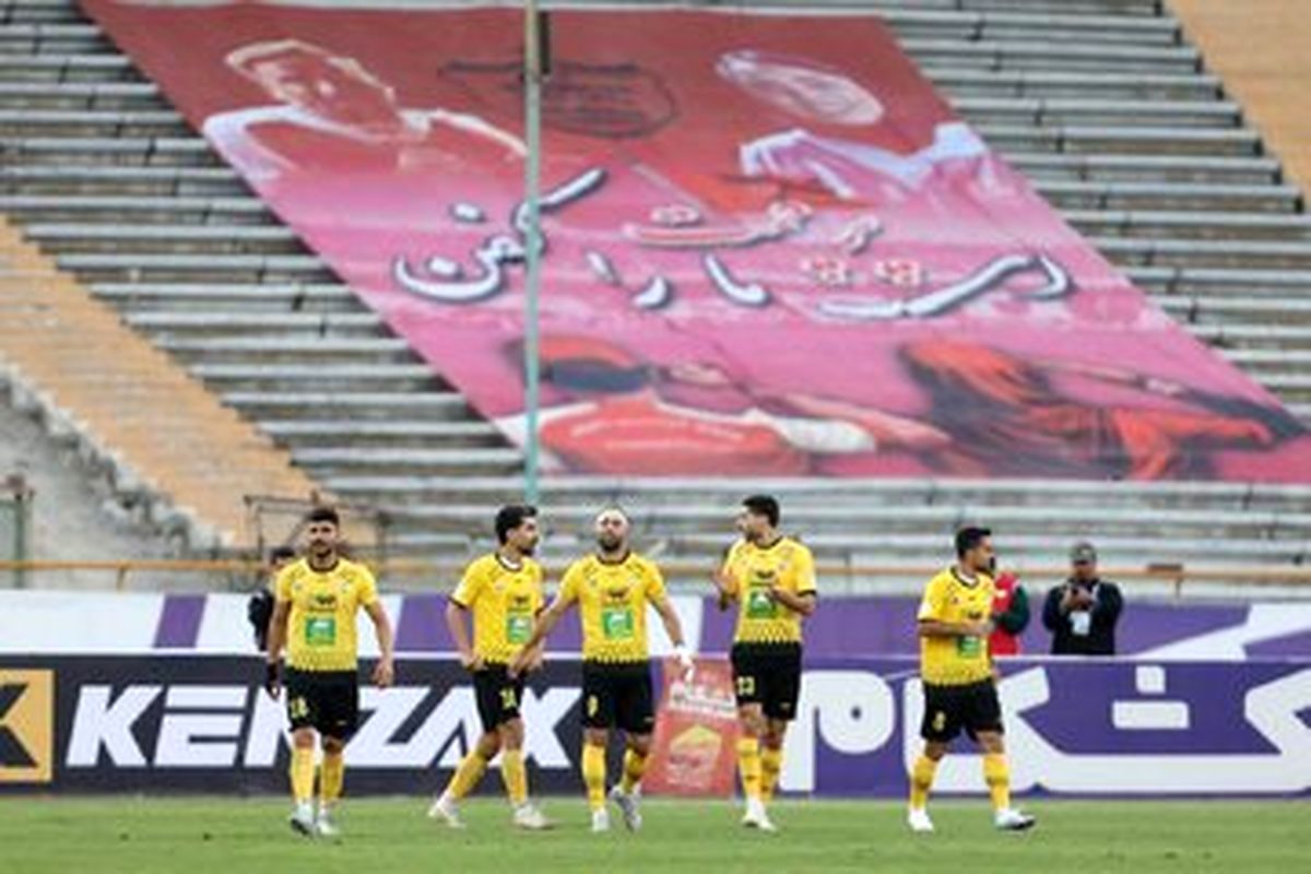 مدافع سپاهان به بیمارستان منتقل شد
