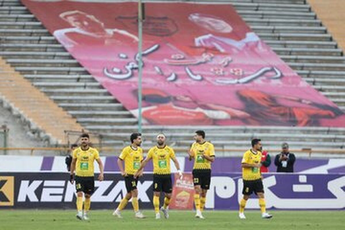 مدافع سپاهان به بیمارستان منتقل شد
